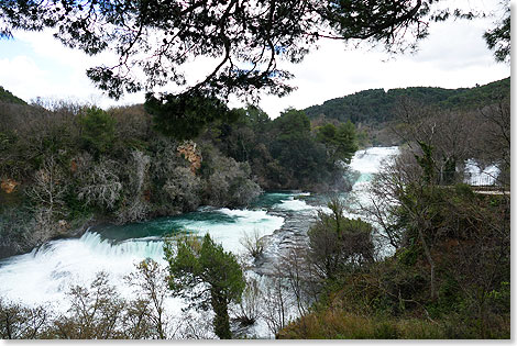 Karst ist ein kroatisches Wort, mit dem auch Kalksteine gemeint sind. Die reienden Wasser des Krka schleifen die Steine ab, und so ndern sich die Wasserflle und steigen stetig bergan. Der Fluss ndert seinen Lauf.