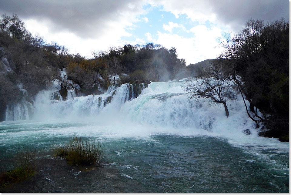 Der bedeutendste der sieben Wasserflle im Nationalpark Krka ist der Skradinski buk. ber eine Breite zwischen 200 und 400 Metern strzt hier der Fluss in 17 Stufen ber 45 Meter tief und bildet schlielich weiter unten einen See, in dem im Sommer Besucher baden.