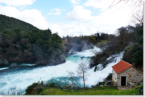 Die Wasserflle am Fluss Krka sind von Sibenik aus leicht zu erreichen. Schon Kaiser Franz Joseph I. und seine Frau Sissi bewunderten sie 1875. 1948 erhielt das Gebiet das Prdikat Seltenes Naturgut, 1985 wurde es mit seinen sieben Wasserfllen zum Nationalpark erklrt.