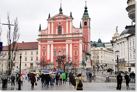 Hauptstadt im Regen: Ljubljana liegt weit weg vom Meer. In der prchtigen Altstadt kreuzen drei Brcken von einem einzigen Platz aus den Fluss Ljubljanica. Die mittlere ist fr Fahrzeuge bestimmt, die beiden anderen fr Fugnger. Im Sommer wird der Fluss mit Booten viel befahren. 