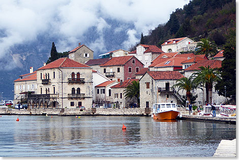 Perast liegt am Wasser der Bucht von Kotor und zieht sich an steilen Hngen entlang. Der Ort wechselte zwar hufig den Herren, war aber Venedig so ergeben, dass er den Ehrentitel Fedelissima Gonfaloniera (Treueste Bannertrgerin) bekam. 