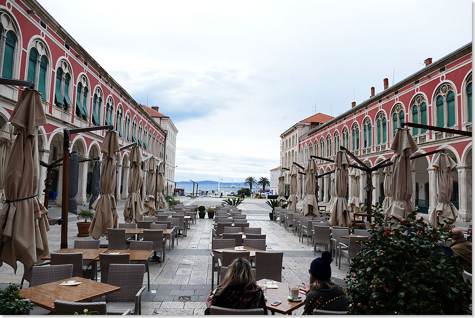 An den Markusplatz in Venedig erinnert der Trg Republike, der Platz der Republik, in Split in Hafennhe. Er ist kleiner als sein Vorbild, aber auch von Hochwasser gefhrdet. 