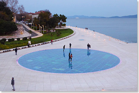 Das Sonnenrad im Hafen von Zadar hat einen Durchmesser von 22 Metern und ist mit 300 Glasplttchen ber Solarzellen belegt. Tagsber wird Licht gespeichert, das mit Dmmerungsbeginn das Rad zum Leuchten bringt und Besucher manchmal zu Tnzen animiert.