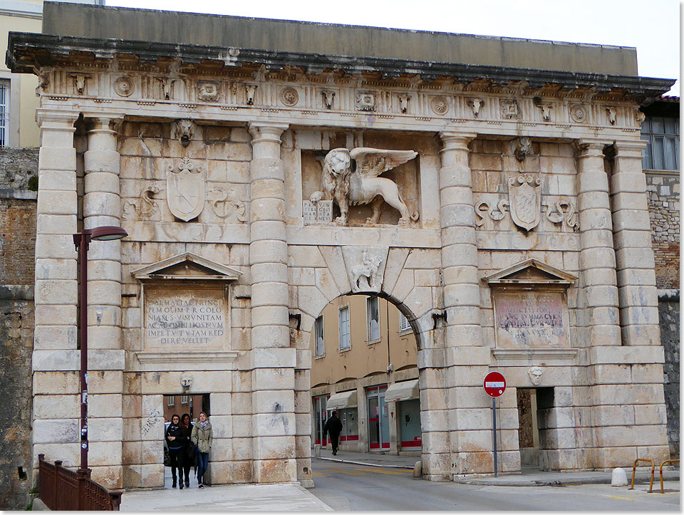 Hinter dem alten Stadttor, der Porta Terraferma, mit dem Wappen der Serenissima, dem geflgelten Lwen Venedigs, liegt eine sehr lebendige und moderne Stadt: Zadar in Kroatien. Man sieht ihr nicht mehr an, dass sie im Zweiten Weltkrieg und spter im Krieg zwischen Serbien und Kroatien stark zerstrt wurde. 