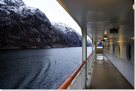 Hohe Felswnde gleich hinter der Reling: Eine Fahrt mit einem Hurtigruten-Schiff bietet Norwegen buchstblich zum Anfassen. 