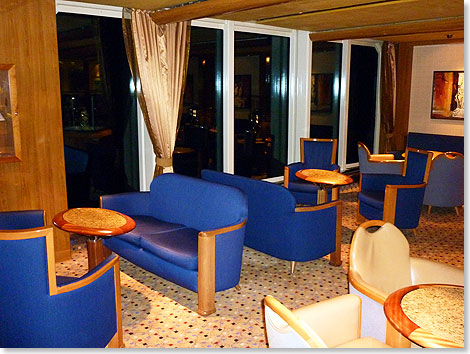 Gemtliche Sofas und Sessel laden in den Lounges der TROLLFJORD (im Bild die Fjord Bar) zum Verweilen ein.