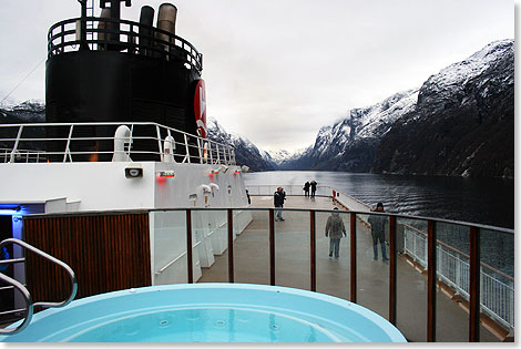 Blick vom Arctic Pool auf das Achterdeck der TROLLFJORD.