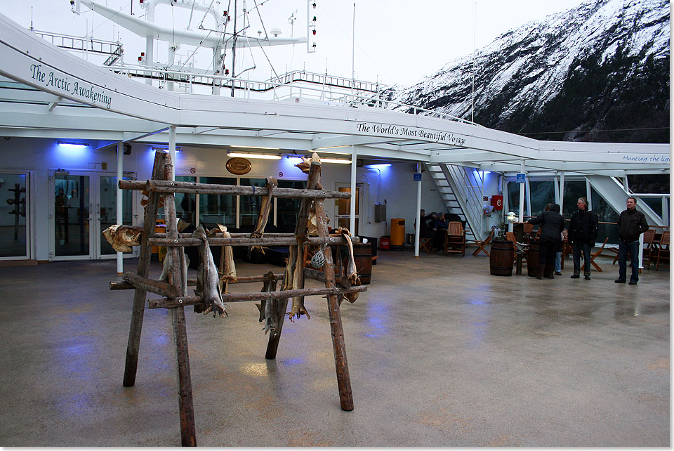 Typisch norwegisch: ein Gerst mit Stockfisch auf dem Sonnendeck der Hurtigruten-Schiffe.