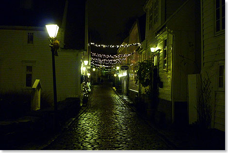 Abendspaziergang durch die engen Kopfsteinpflaster-Gassen der Altstadt von Stavanger.