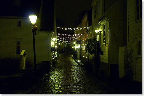 Abendspaziergang durch die engen Kopfsteinpflaster-Gassen der Altstadt von Stavanger.