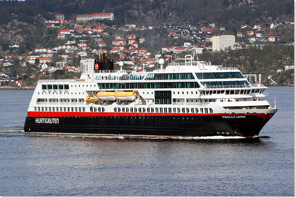 Die TROLLFJORD an einem sonnigen Frhlingsnachmittag 2014 einlaufend in Bergen.