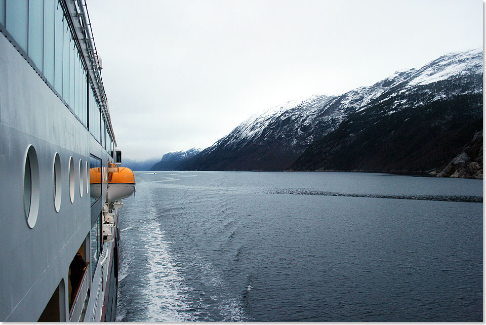 Die TROLLFJORD auf ihrer morgendlichen Passage des Lysefjords.