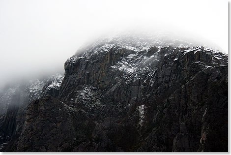 Der Preikestolen ist eines der beliebtesten Touristenziele Sdnorwegens, hin und wieder bleibt er allerdings hinter einer Nebelwand verborgen.