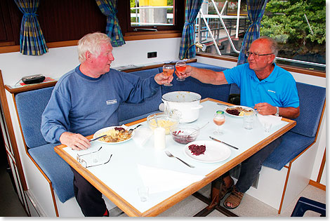 Anstoen auf das leichte Mittagessen.