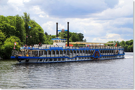 MS HAVEL QUEEN kommt auf der Oberhavel bei Berlin-Konradshhe entgegen.