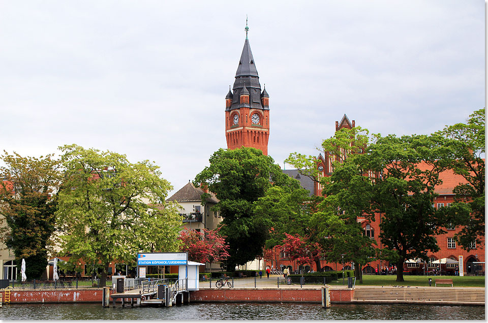 Der Anleger Kpenik-Luisenhain vor dem Rathaus.