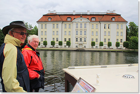 Vor dem Schloss Kpenick.