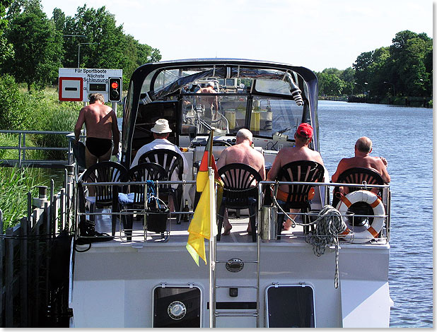 Warten vor der Schleuse Lehnitz / Oranienburg.