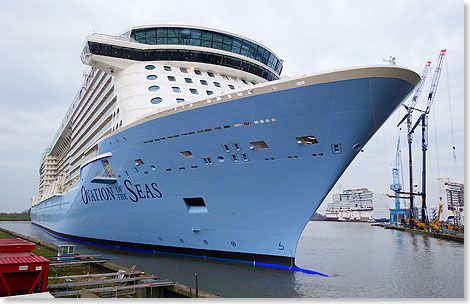 Foto: Meyer Werft, Papenburg Die OVATION OF THE SEAS noch beim Ausdocken am 18. Februar 2016.