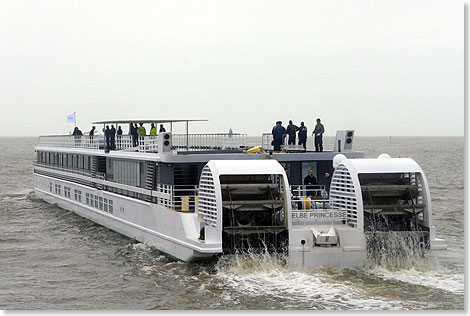 Foto: Bernard Biger für CroisiEurope, Strasbourg Die ELBE PRINCESSE auf Testfahrt vor St. Nazaire.