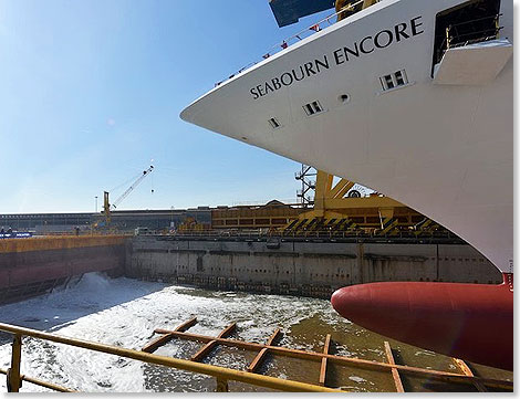 Die SEABOURN ENCORE vor der Dockflutung und Aufschwimmen. 