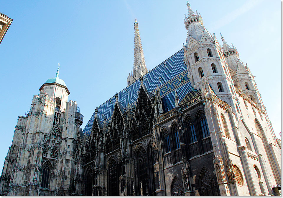 Der Wiener Stephansdom im Zentrum.