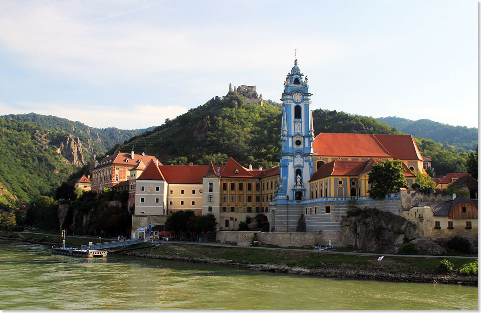 Der idyllische Ort Drnstein in der Wachau wird morgens passiert ...