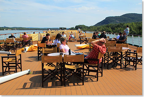 Entspannung auf dem Sonnendeck mit Blick zum Wienerwald.