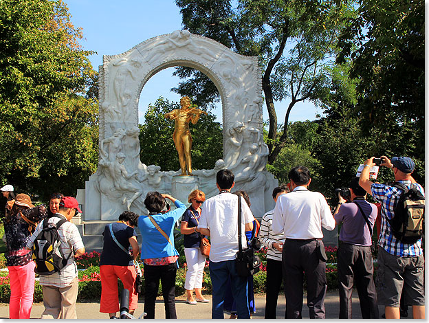 Japanische Touristen vor dem Richard-Strauss-Denkmal.