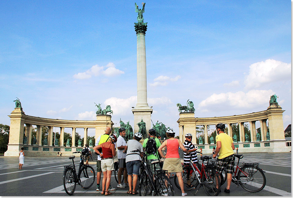  Auf dem Heldenplatz  die Sule in der Mitte wird von der Statue des Erzengel Gabriel gekrnt. 