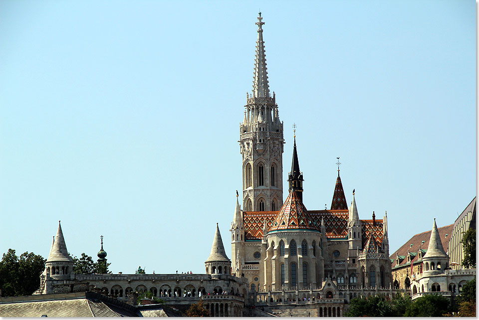 Budapest  Die gotische Matthiaskirche im Burgviertel Var, davor Teile der Fischerbastei.