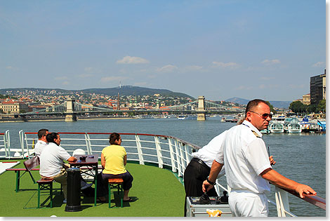 Kapitn Tomschuk beim Anlegemanver in Budapest, im Hintergrund die Kettenbrcke.
