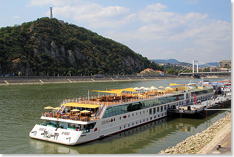 Der Liegeplatz der A-ROSA RIVA liegt hinter der Freiheitsbrcke.