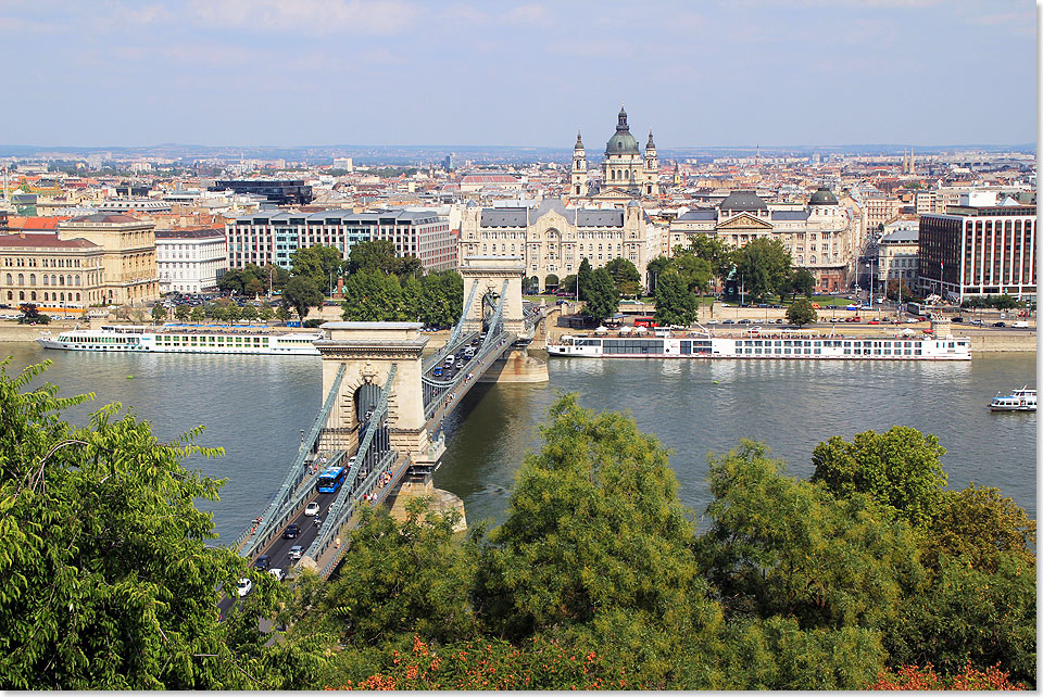 Blick von der Zitadelle auf Budapest und den Schiffsliegeplatz vor der Kettenbrcke.