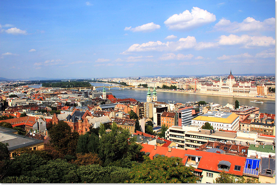 Blick von der Fischerbastei auf Budapest und die Margareteninsel.