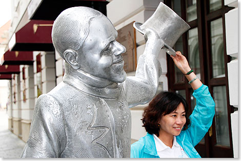 Straenskulptur eines Brgers mit japanischer Touristin.