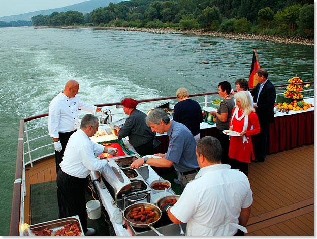 Kreuzfahrtdirektor, Chefkoch und Hoteldirektor (v. l. n. r.) am Barbecue-Grill.