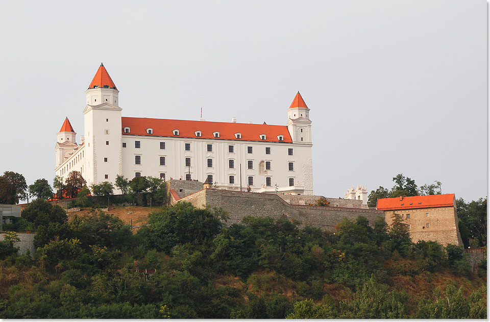 Bratislava wird am vierten Tag erreicht. Die slowakische Hauptstadt liegt zwischen ihren groen Schwestern Wien und Budapest direkt an der Donau. Im Bild Burg Bratislava.