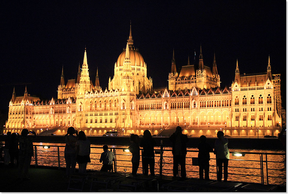 Ungarisches Parlamentsgebude wird angestrahlt.