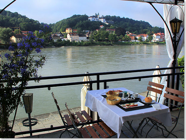 Gedeckter Hotel-Fr++hst++ckstisch mit Blick auf den Inn