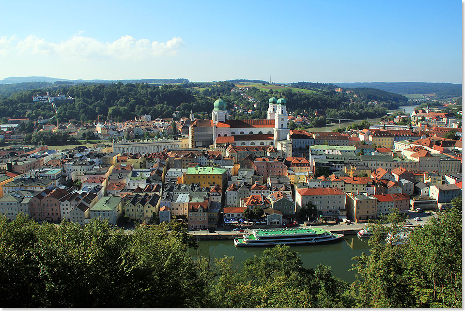 Blick von der Veste Oberhaus auf Passau. Vorne die Donau, hinten der Inn. Und der Dom St. Stephan als Mittelpunkt.