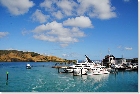 Die Marina von Airlie Beach. Der belebte Touristenort an der Kste Queenslands ist der beste Ausgangspunkt zu Exkursionen auf die Whitsundays Islands.