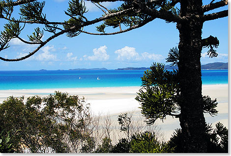 Whitsunday Island: Blick auf den Strand Whitehaven Beach, den Lagunenzufluss Hill Inlet und das Korallenmeer.