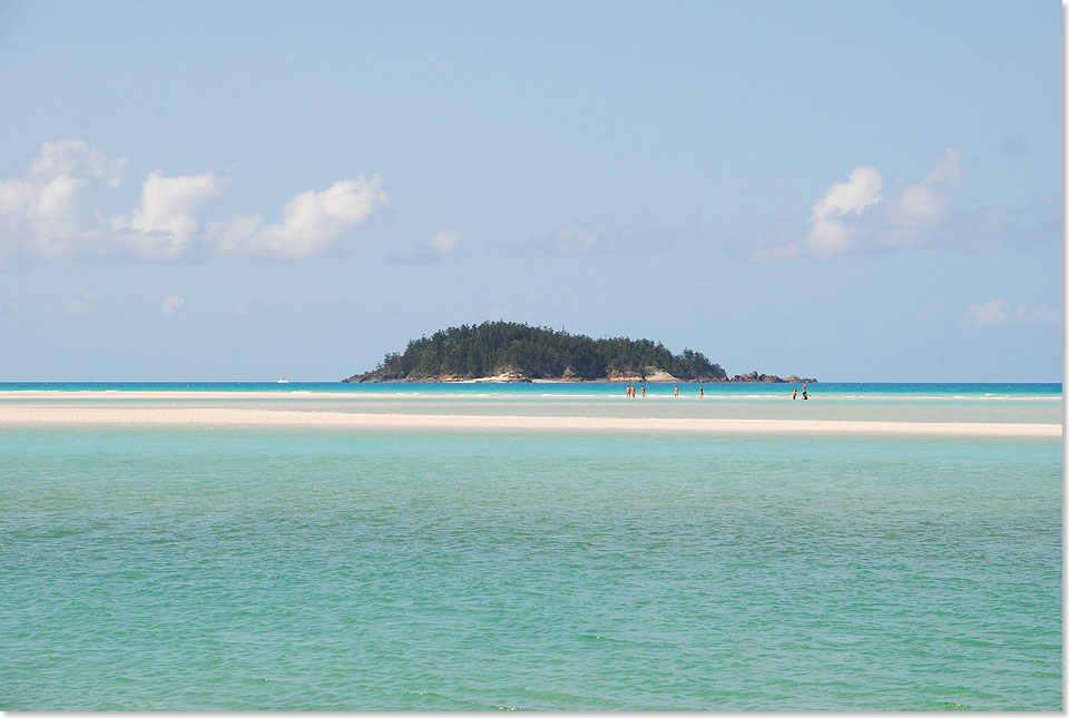 Blick von Whitehaven Beach auf Whitsunday Island zur kleinen Nachbarinsel Pentecost Island.