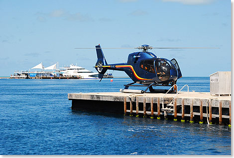 Von einer zweiten kleinen Plattform nahe Reefworld starten zwei Helikopter zu zehnmintigen Rundflgen ber das Riff.