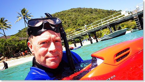 Auch Autor Carsten Heinke (hier im Selfie) ist von der handlichen und umweltfreundlichen Schwimm- und Tauchhilfe begeistert. 
