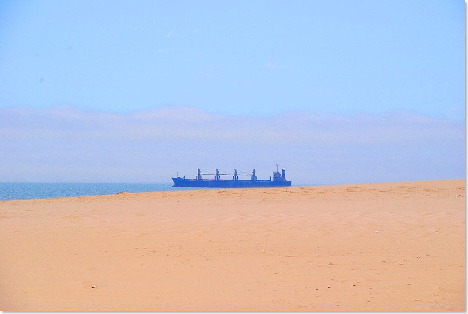 Ein Tanker vor der afrikanischen Sdatlantikkste nahe Swakopmund. Kreuzfahrtschiffe sind hier noch eher selten zu sehen.