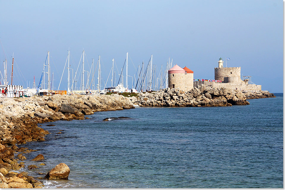  Die Masten der Segelyachten bestimmen das Bild im Mandraki-Hafen von Rhodos.