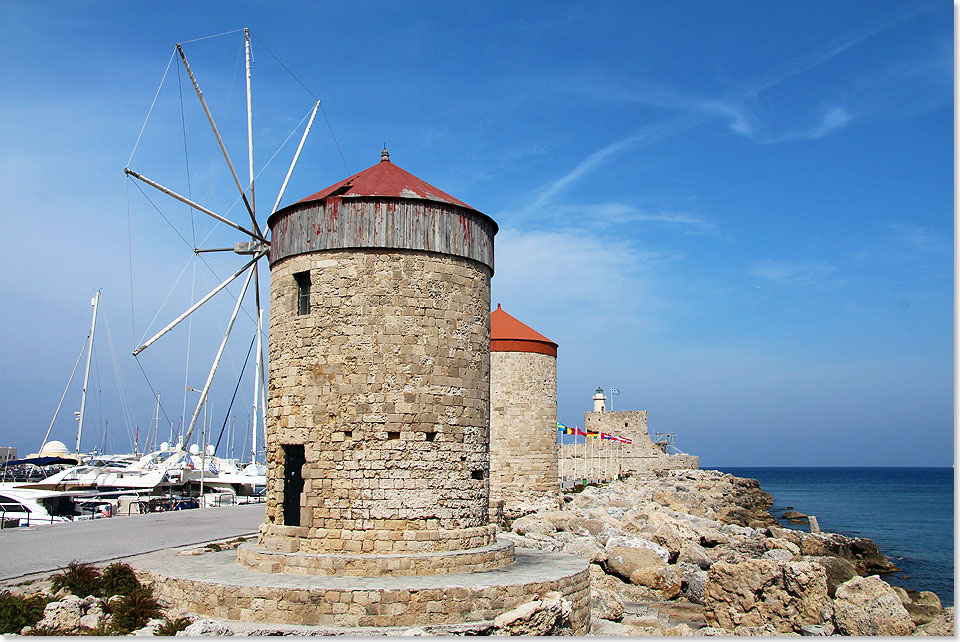 Beliebtes Fotomotiv: Die Windmhlen im Hafen von Rhodos Stadt.