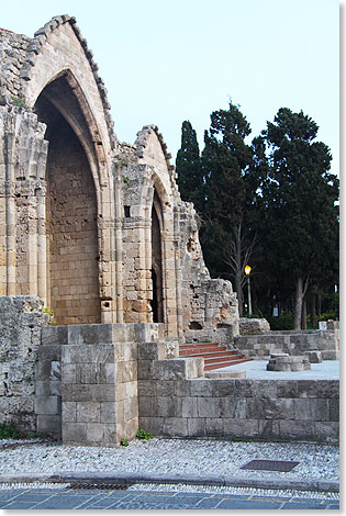 Antike Ruinen bestimmen das Bild im Innern der alten Stadtmauer von Rhodos.